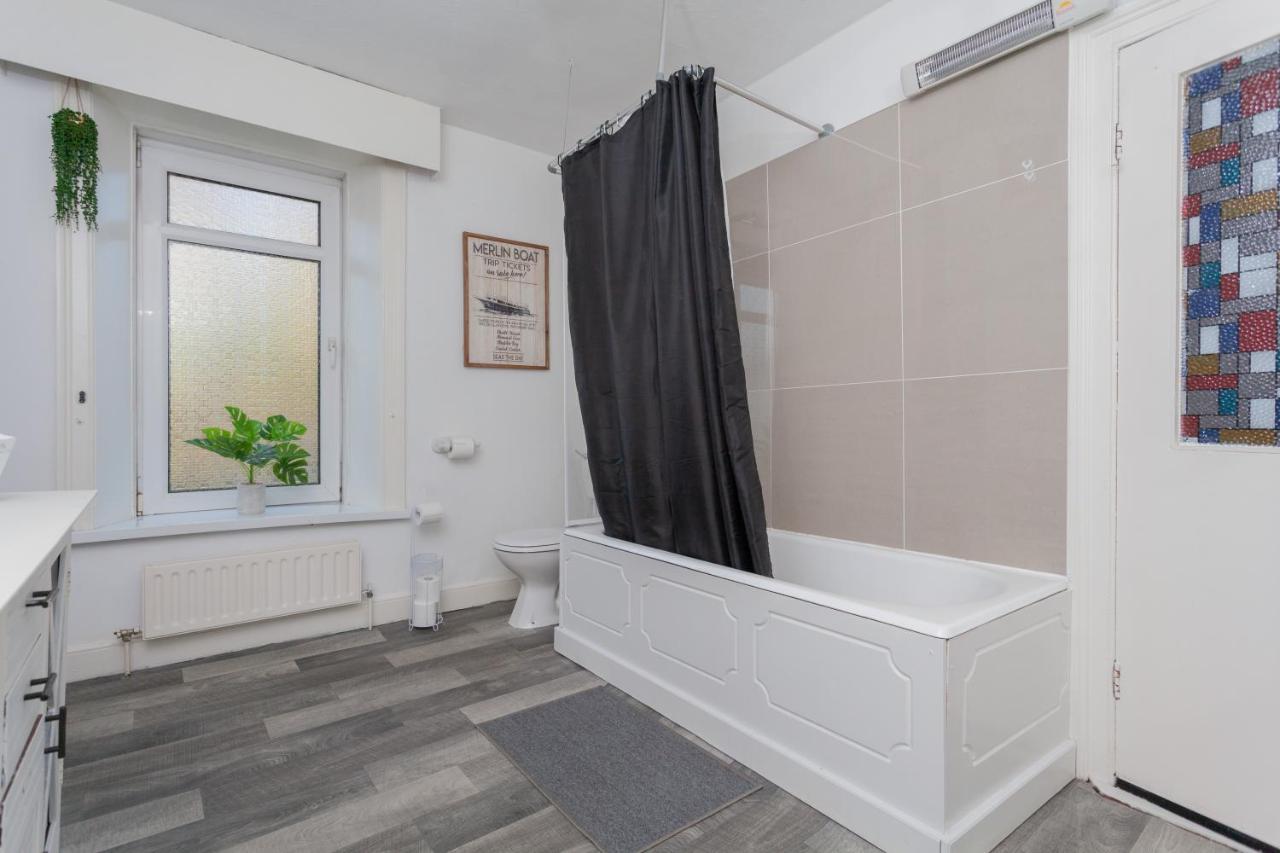فيلا Windsor House لندنديري المظهر الخارجي الصورة